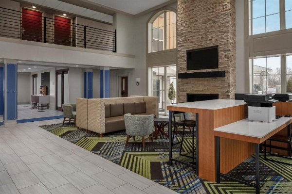 Holiday Inn Express & Suites Asheville SW - Outlet Ctr Area image 12